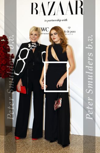 Amsterdam 15 november 2023
Harpers Bazaar woman of the year in het Stedelijk Museum . Prinses Laurentien kwam met haar dochter Prinses Eloise