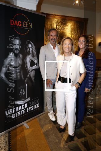 Amsterdam 20 november 2023
Presentatie boek Dag EEN in hotel 27 in Amsterdam.
Eigenaar van dag een zijn Patrick Janssen en zijn vrouw Babette Janssen . Prinses Margarita en een vriendin