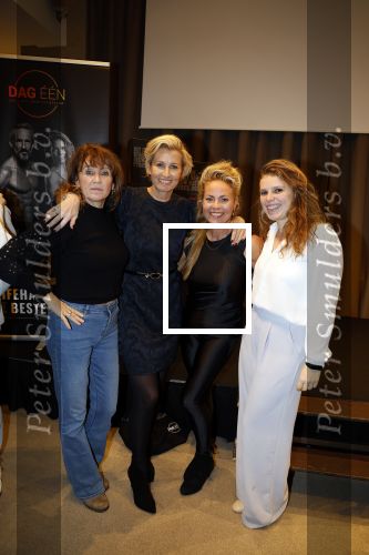 Amsterdam 20 november 2023
Presentatie boek Dag EEN in hotel 27 in Amsterdam.
Eigenaar van dag een zijn Patrick Janssen en zijn vrouw Babette Janssen . Renee Fokker Anouk Smulders Maaike Janssen en Olivia v Royen
