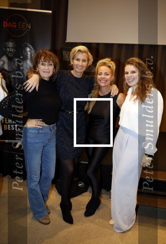 Amsterdam 20 november 2023
Presentatie boek Dag EEN in hotel 27 in Amsterdam.
Eigenaar van dag een zijn Patrick Janssen en zijn vrouw Babette Janssen . Renee Fokker Anouk Smulders Maaike Janssen en Olivia v Royen