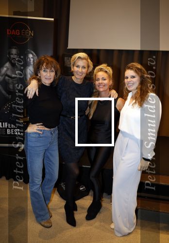 Amsterdam 20 november 2023
Presentatie boek Dag EEN in hotel 27 in Amsterdam.
Eigenaar van dag een zijn Patrick Janssen en zijn vrouw Babette Janssen . Renee Fokker Anouk Smulders Maaike Janssen en Olivia v Royen