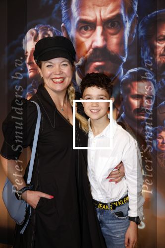 Zaandam 26 november 2023
Premiere van murder on the orient ezpress in het zaantheater. Roos Schlikker met zoon