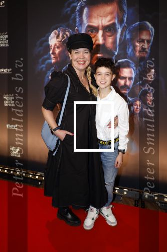 Zaandam 26 november 2023
Premiere van murder on the orient ezpress in het zaantheater. Roos Schlikker met zoon
