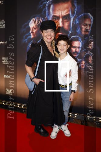 Zaandam 26 november 2023
Premiere van murder on the orient ezpress in het zaantheater. Roos Schlikker met zoon