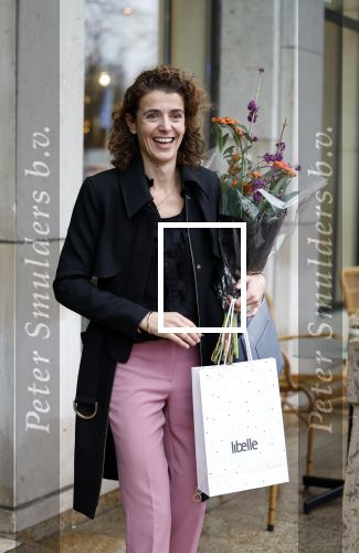 Den Haag 13 november 2023
In aanloop naar de Tweede Kamerverkiezingen organiseren de vrouwenbladen Libelle, Margriet, Flair en Nouveau gezamenlijk het VerkiezingscafÃ©. De vier hoofdredacteuren verwelkomen prominente vrouwen op de kieslijst van de grootste politieke partijen.
Op maandag 13 november 2023 gaan vooraanstaande vrouwelijke politici van verschillende partijen met elkaar in debat, onder leiding van journaliste Diana Matroos. Hoofdredacteuren Hilmar Mulder (Libelle), Helene van Santen (Margriet), Marije Veerman (Flair) en Claudia Straatmans (Nouveau) praten met hen over de belangrijkste themaâ€™s die hun lezeressen aangaan.
De volgende vrouwelijke politici schuiven aan om te vertellen waarvoor zij staan tijdens de Tweede Kamerverkiezingen: Sophie Hermans (VVD), Caroline van der Plas (BBB), Lisa Westerveld (GroenLinks/PvdA), Hilde Palland (CDA), JoÃ«lle Gooijer (ChristenUnie), Anne-Marijke Podt (D66) en Lilian Marijnissen (SP). Alles speelt zich af bij Dudok.