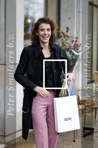 Den Haag 13 november 2023
In aanloop naar de Tweede Kamerverkiezingen organiseren de vrouwenbladen Libelle, Margriet, Flair en Nouveau gezamenlijk het VerkiezingscafÃ©. De vier hoofdredacteuren verwelkomen prominente vrouwen op de kieslijst van de grootste politieke partijen.
Op maandag 13 november 2023 gaan vooraanstaande vrouwelijke politici van verschillende partijen met elkaar in debat, onder leiding van journaliste Diana Matroos. Hoofdredacteuren Hilmar Mulder (Libelle), Helene van Santen (Margriet), Marije Veerman (Flair) en Claudia Straatmans (Nouveau) praten met hen over de belangrijkste themaâ€™s die hun lezeressen aangaan.
De volgende vrouwelijke politici schuiven aan om te vertellen waarvoor zij staan tijdens de Tweede Kamerverkiezingen: Sophie Hermans (VVD), Caroline van der Plas (BBB), Lisa Westerveld (GroenLinks/PvdA), Hilde Palland (CDA), JoÃ«lle Gooijer (ChristenUnie), Anne-Marijke Podt (D66) en Lilian Marijnissen (SP). Alles speelt zich af bij Dudok.