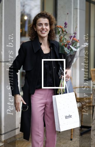 Den Haag 13 november 2023
In aanloop naar de Tweede Kamerverkiezingen organiseren de vrouwenbladen Libelle, Margriet, Flair en Nouveau gezamenlijk het VerkiezingscafÃ©. De vier hoofdredacteuren verwelkomen prominente vrouwen op de kieslijst van de grootste politieke partijen.
Op maandag 13 november 2023 gaan vooraanstaande vrouwelijke politici van verschillende partijen met elkaar in debat, onder leiding van journaliste Diana Matroos. Hoofdredacteuren Hilmar Mulder (Libelle), Helene van Santen (Margriet), Marije Veerman (Flair) en Claudia Straatmans (Nouveau) praten met hen over de belangrijkste themaâ€™s die hun lezeressen aangaan.
De volgende vrouwelijke politici schuiven aan om te vertellen waarvoor zij staan tijdens de Tweede Kamerverkiezingen: Sophie Hermans (VVD), Caroline van der Plas (BBB), Lisa Westerveld (GroenLinks/PvdA), Hilde Palland (CDA), JoÃ«lle Gooijer (ChristenUnie), Anne-Marijke Podt (D66) en Lilian Marijnissen (SP). Alles speelt zich af bij Dudok.