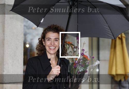Den Haag 13 november 2023
In aanloop naar de Tweede Kamerverkiezingen organiseren de vrouwenbladen Libelle, Margriet, Flair en Nouveau gezamenlijk het VerkiezingscafÃ©. De vier hoofdredacteuren verwelkomen prominente vrouwen op de kieslijst van de grootste politieke partijen.
Op maandag 13 november 2023 gaan vooraanstaande vrouwelijke politici van verschillende partijen met elkaar in debat, onder leiding van journaliste Diana Matroos. Hoofdredacteuren Hilmar Mulder (Libelle), Helene van Santen (Margriet), Marije Veerman (Flair) en Claudia Straatmans (Nouveau) praten met hen over de belangrijkste themaâ€™s die hun lezeressen aangaan.
De volgende vrouwelijke politici schuiven aan om te vertellen waarvoor zij staan tijdens de Tweede Kamerverkiezingen: Sophie Hermans (VVD), Caroline van der Plas (BBB), Lisa Westerveld (GroenLinks/PvdA), Hilde Palland (CDA), JoÃ«lle Gooijer (ChristenUnie), Anne-Marijke Podt (D66) en Lilian Marijnissen (SP). Alles speelt zich af bij Dudok.