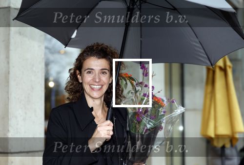 Den Haag 13 november 2023
In aanloop naar de Tweede Kamerverkiezingen organiseren de vrouwenbladen Libelle, Margriet, Flair en Nouveau gezamenlijk het VerkiezingscafÃ©. De vier hoofdredacteuren verwelkomen prominente vrouwen op de kieslijst van de grootste politieke partijen.
Op maandag 13 november 2023 gaan vooraanstaande vrouwelijke politici van verschillende partijen met elkaar in debat, onder leiding van journaliste Diana Matroos. Hoofdredacteuren Hilmar Mulder (Libelle), Helene van Santen (Margriet), Marije Veerman (Flair) en Claudia Straatmans (Nouveau) praten met hen over de belangrijkste themaâ€™s die hun lezeressen aangaan.
De volgende vrouwelijke politici schuiven aan om te vertellen waarvoor zij staan tijdens de Tweede Kamerverkiezingen: Sophie Hermans (VVD), Caroline van der Plas (BBB), Lisa Westerveld (GroenLinks/PvdA), Hilde Palland (CDA), JoÃ«lle Gooijer (ChristenUnie), Anne-Marijke Podt (D66) en Lilian Marijnissen (SP). Alles speelt zich af bij Dudok.