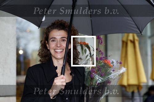 Den Haag 13 november 2023
In aanloop naar de Tweede Kamerverkiezingen organiseren de vrouwenbladen Libelle, Margriet, Flair en Nouveau gezamenlijk het VerkiezingscafÃ©. De vier hoofdredacteuren verwelkomen prominente vrouwen op de kieslijst van de grootste politieke partijen.
Op maandag 13 november 2023 gaan vooraanstaande vrouwelijke politici van verschillende partijen met elkaar in debat, onder leiding van journaliste Diana Matroos. Hoofdredacteuren Hilmar Mulder (Libelle), Helene van Santen (Margriet), Marije Veerman (Flair) en Claudia Straatmans (Nouveau) praten met hen over de belangrijkste themaâ€™s die hun lezeressen aangaan.
De volgende vrouwelijke politici schuiven aan om te vertellen waarvoor zij staan tijdens de Tweede Kamerverkiezingen: Sophie Hermans (VVD), Caroline van der Plas (BBB), Lisa Westerveld (GroenLinks/PvdA), Hilde Palland (CDA), JoÃ«lle Gooijer (ChristenUnie), Anne-Marijke Podt (D66) en Lilian Marijnissen (SP). Alles speelt zich af bij Dudok.
