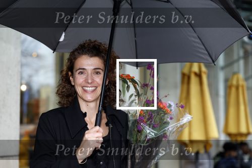 Den Haag 13 november 2023
In aanloop naar de Tweede Kamerverkiezingen organiseren de vrouwenbladen Libelle, Margriet, Flair en Nouveau gezamenlijk het VerkiezingscafÃ©. De vier hoofdredacteuren verwelkomen prominente vrouwen op de kieslijst van de grootste politieke partijen.
Op maandag 13 november 2023 gaan vooraanstaande vrouwelijke politici van verschillende partijen met elkaar in debat, onder leiding van journaliste Diana Matroos. Hoofdredacteuren Hilmar Mulder (Libelle), Helene van Santen (Margriet), Marije Veerman (Flair) en Claudia Straatmans (Nouveau) praten met hen over de belangrijkste themaâ€™s die hun lezeressen aangaan.
De volgende vrouwelijke politici schuiven aan om te vertellen waarvoor zij staan tijdens de Tweede Kamerverkiezingen: Sophie Hermans (VVD), Caroline van der Plas (BBB), Lisa Westerveld (GroenLinks/PvdA), Hilde Palland (CDA), JoÃ«lle Gooijer (ChristenUnie), Anne-Marijke Podt (D66) en Lilian Marijnissen (SP). Alles speelt zich af bij Dudok.