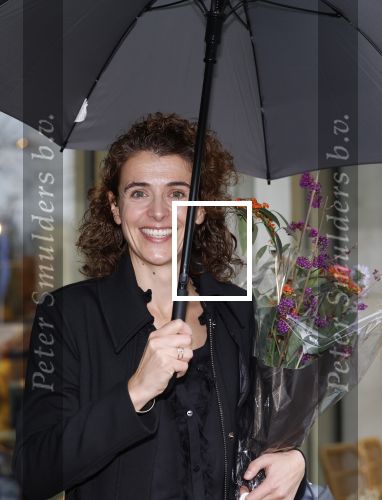 Den Haag 13 november 2023
In aanloop naar de Tweede Kamerverkiezingen organiseren de vrouwenbladen Libelle, Margriet, Flair en Nouveau gezamenlijk het VerkiezingscafÃ©. De vier hoofdredacteuren verwelkomen prominente vrouwen op de kieslijst van de grootste politieke partijen.
Op maandag 13 november 2023 gaan vooraanstaande vrouwelijke politici van verschillende partijen met elkaar in debat, onder leiding van journaliste Diana Matroos. Hoofdredacteuren Hilmar Mulder (Libelle), Helene van Santen (Margriet), Marije Veerman (Flair) en Claudia Straatmans (Nouveau) praten met hen over de belangrijkste themaâ€™s die hun lezeressen aangaan.
De volgende vrouwelijke politici schuiven aan om te vertellen waarvoor zij staan tijdens de Tweede Kamerverkiezingen: Sophie Hermans (VVD), Caroline van der Plas (BBB), Lisa Westerveld (GroenLinks/PvdA), Hilde Palland (CDA), JoÃ«lle Gooijer (ChristenUnie), Anne-Marijke Podt (D66) en Lilian Marijnissen (SP). Alles speelt zich af bij Dudok.