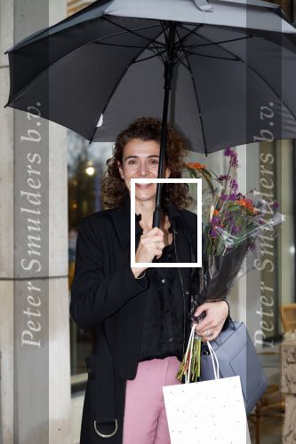 Den Haag 13 november 2023
In aanloop naar de Tweede Kamerverkiezingen organiseren de vrouwenbladen Libelle, Margriet, Flair en Nouveau gezamenlijk het VerkiezingscafÃ©. De vier hoofdredacteuren verwelkomen prominente vrouwen op de kieslijst van de grootste politieke partijen.
Op maandag 13 november 2023 gaan vooraanstaande vrouwelijke politici van verschillende partijen met elkaar in debat, onder leiding van journaliste Diana Matroos. Hoofdredacteuren Hilmar Mulder (Libelle), Helene van Santen (Margriet), Marije Veerman (Flair) en Claudia Straatmans (Nouveau) praten met hen over de belangrijkste themaâ€™s die hun lezeressen aangaan.
De volgende vrouwelijke politici schuiven aan om te vertellen waarvoor zij staan tijdens de Tweede Kamerverkiezingen: Sophie Hermans (VVD), Caroline van der Plas (BBB), Lisa Westerveld (GroenLinks/PvdA), Hilde Palland (CDA), JoÃ«lle Gooijer (ChristenUnie), Anne-Marijke Podt (D66) en Lilian Marijnissen (SP). Alles speelt zich af bij Dudok.