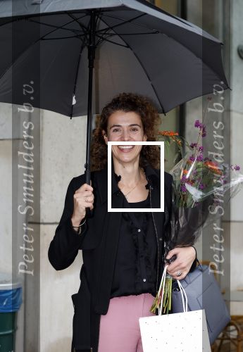 Den Haag 13 november 2023
In aanloop naar de Tweede Kamerverkiezingen organiseren de vrouwenbladen Libelle, Margriet, Flair en Nouveau gezamenlijk het VerkiezingscafÃ©. De vier hoofdredacteuren verwelkomen prominente vrouwen op de kieslijst van de grootste politieke partijen.
Op maandag 13 november 2023 gaan vooraanstaande vrouwelijke politici van verschillende partijen met elkaar in debat, onder leiding van journaliste Diana Matroos. Hoofdredacteuren Hilmar Mulder (Libelle), Helene van Santen (Margriet), Marije Veerman (Flair) en Claudia Straatmans (Nouveau) praten met hen over de belangrijkste themaâ€™s die hun lezeressen aangaan.
De volgende vrouwelijke politici schuiven aan om te vertellen waarvoor zij staan tijdens de Tweede Kamerverkiezingen: Sophie Hermans (VVD), Caroline van der Plas (BBB), Lisa Westerveld (GroenLinks/PvdA), Hilde Palland (CDA), JoÃ«lle Gooijer (ChristenUnie), Anne-Marijke Podt (D66) en Lilian Marijnissen (SP). Alles speelt zich af bij Dudok.