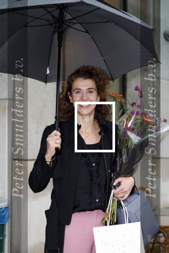 Den Haag 13 november 2023
In aanloop naar de Tweede Kamerverkiezingen organiseren de vrouwenbladen Libelle, Margriet, Flair en Nouveau gezamenlijk het VerkiezingscafÃ©. De vier hoofdredacteuren verwelkomen prominente vrouwen op de kieslijst van de grootste politieke partijen.
Op maandag 13 november 2023 gaan vooraanstaande vrouwelijke politici van verschillende partijen met elkaar in debat, onder leiding van journaliste Diana Matroos. Hoofdredacteuren Hilmar Mulder (Libelle), Helene van Santen (Margriet), Marije Veerman (Flair) en Claudia Straatmans (Nouveau) praten met hen over de belangrijkste themaâ€™s die hun lezeressen aangaan.
De volgende vrouwelijke politici schuiven aan om te vertellen waarvoor zij staan tijdens de Tweede Kamerverkiezingen: Sophie Hermans (VVD), Caroline van der Plas (BBB), Lisa Westerveld (GroenLinks/PvdA), Hilde Palland (CDA), JoÃ«lle Gooijer (ChristenUnie), Anne-Marijke Podt (D66) en Lilian Marijnissen (SP). Alles speelt zich af bij Dudok.