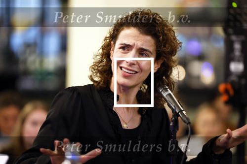 Den Haag 13 november 2023
In aanloop naar de Tweede Kamerverkiezingen organiseren de vrouwenbladen Libelle, Margriet, Flair en Nouveau gezamenlijk het VerkiezingscafÃ©. De vier hoofdredacteuren verwelkomen prominente vrouwen op de kieslijst van de grootste politieke partijen.
Op maandag 13 november 2023 gaan vooraanstaande vrouwelijke politici van verschillende partijen met elkaar in debat, onder leiding van journaliste Diana Matroos. Hoofdredacteuren Hilmar Mulder (Libelle), Helene van Santen (Margriet), Marije Veerman (Flair) en Claudia Straatmans (Nouveau) praten met hen over de belangrijkste themaâ€™s die hun lezeressen aangaan.
De volgende vrouwelijke politici schuiven aan om te vertellen waarvoor zij staan tijdens de Tweede Kamerverkiezingen: Sophie Hermans (VVD), Caroline van der Plas (BBB), Lisa Westerveld (GroenLinks/PvdA), Hilde Palland (CDA), JoÃ«lle Gooijer (ChristenUnie), Anne-Marijke Podt (D66) en Lilian Marijnissen (SP). Alles speelt zich af bij Dudok.