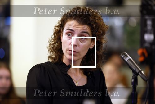 Den Haag 13 november 2023
In aanloop naar de Tweede Kamerverkiezingen organiseren de vrouwenbladen Libelle, Margriet, Flair en Nouveau gezamenlijk het VerkiezingscafÃ©. De vier hoofdredacteuren verwelkomen prominente vrouwen op de kieslijst van de grootste politieke partijen.
Op maandag 13 november 2023 gaan vooraanstaande vrouwelijke politici van verschillende partijen met elkaar in debat, onder leiding van journaliste Diana Matroos. Hoofdredacteuren Hilmar Mulder (Libelle), Helene van Santen (Margriet), Marije Veerman (Flair) en Claudia Straatmans (Nouveau) praten met hen over de belangrijkste themaâ€™s die hun lezeressen aangaan.
De volgende vrouwelijke politici schuiven aan om te vertellen waarvoor zij staan tijdens de Tweede Kamerverkiezingen: Sophie Hermans (VVD), Caroline van der Plas (BBB), Lisa Westerveld (GroenLinks/PvdA), Hilde Palland (CDA), JoÃ«lle Gooijer (ChristenUnie), Anne-Marijke Podt (D66) en Lilian Marijnissen (SP). Alles speelt zich af bij Dudok.