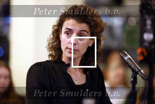 Den Haag 13 november 2023
In aanloop naar de Tweede Kamerverkiezingen organiseren de vrouwenbladen Libelle, Margriet, Flair en Nouveau gezamenlijk het VerkiezingscafÃ©. De vier hoofdredacteuren verwelkomen prominente vrouwen op de kieslijst van de grootste politieke partijen.
Op maandag 13 november 2023 gaan vooraanstaande vrouwelijke politici van verschillende partijen met elkaar in debat, onder leiding van journaliste Diana Matroos. Hoofdredacteuren Hilmar Mulder (Libelle), Helene van Santen (Margriet), Marije Veerman (Flair) en Claudia Straatmans (Nouveau) praten met hen over de belangrijkste themaâ€™s die hun lezeressen aangaan.
De volgende vrouwelijke politici schuiven aan om te vertellen waarvoor zij staan tijdens de Tweede Kamerverkiezingen: Sophie Hermans (VVD), Caroline van der Plas (BBB), Lisa Westerveld (GroenLinks/PvdA), Hilde Palland (CDA), JoÃ«lle Gooijer (ChristenUnie), Anne-Marijke Podt (D66) en Lilian Marijnissen (SP). Alles speelt zich af bij Dudok.