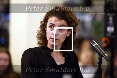 Den Haag 13 november 2023
In aanloop naar de Tweede Kamerverkiezingen organiseren de vrouwenbladen Libelle, Margriet, Flair en Nouveau gezamenlijk het VerkiezingscafÃ©. De vier hoofdredacteuren verwelkomen prominente vrouwen op de kieslijst van de grootste politieke partijen.
Op maandag 13 november 2023 gaan vooraanstaande vrouwelijke politici van verschillende partijen met elkaar in debat, onder leiding van journaliste Diana Matroos. Hoofdredacteuren Hilmar Mulder (Libelle), Helene van Santen (Margriet), Marije Veerman (Flair) en Claudia Straatmans (Nouveau) praten met hen over de belangrijkste themaâ€™s die hun lezeressen aangaan.
De volgende vrouwelijke politici schuiven aan om te vertellen waarvoor zij staan tijdens de Tweede Kamerverkiezingen: Sophie Hermans (VVD), Caroline van der Plas (BBB), Lisa Westerveld (GroenLinks/PvdA), Hilde Palland (CDA), JoÃ«lle Gooijer (ChristenUnie), Anne-Marijke Podt (D66) en Lilian Marijnissen (SP). Alles speelt zich af bij Dudok.