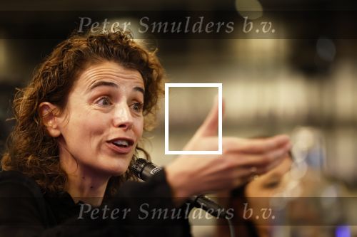 Den Haag 13 november 2023
In aanloop naar de Tweede Kamerverkiezingen organiseren de vrouwenbladen Libelle, Margriet, Flair en Nouveau gezamenlijk het VerkiezingscafÃ©. De vier hoofdredacteuren verwelkomen prominente vrouwen op de kieslijst van de grootste politieke partijen.
Op maandag 13 november 2023 gaan vooraanstaande vrouwelijke politici van verschillende partijen met elkaar in debat, onder leiding van journaliste Diana Matroos. Hoofdredacteuren Hilmar Mulder (Libelle), Helene van Santen (Margriet), Marije Veerman (Flair) en Claudia Straatmans (Nouveau) praten met hen over de belangrijkste themaâ€™s die hun lezeressen aangaan.
De volgende vrouwelijke politici schuiven aan om te vertellen waarvoor zij staan tijdens de Tweede Kamerverkiezingen: Sophie Hermans (VVD), Caroline van der Plas (BBB), Lisa Westerveld (GroenLinks/PvdA), Hilde Palland (CDA), JoÃ«lle Gooijer (ChristenUnie), Anne-Marijke Podt (D66) en Lilian Marijnissen (SP). Alles speelt zich af bij Dudok.