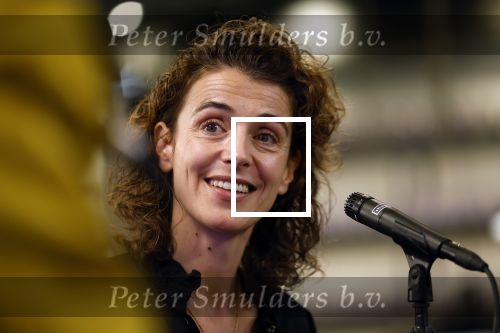 Den Haag 13 november 2023
In aanloop naar de Tweede Kamerverkiezingen organiseren de vrouwenbladen Libelle, Margriet, Flair en Nouveau gezamenlijk het VerkiezingscafÃ©. De vier hoofdredacteuren verwelkomen prominente vrouwen op de kieslijst van de grootste politieke partijen.
Op maandag 13 november 2023 gaan vooraanstaande vrouwelijke politici van verschillende partijen met elkaar in debat, onder leiding van journaliste Diana Matroos. Hoofdredacteuren Hilmar Mulder (Libelle), Helene van Santen (Margriet), Marije Veerman (Flair) en Claudia Straatmans (Nouveau) praten met hen over de belangrijkste themaâ€™s die hun lezeressen aangaan.
De volgende vrouwelijke politici schuiven aan om te vertellen waarvoor zij staan tijdens de Tweede Kamerverkiezingen: Sophie Hermans (VVD), Caroline van der Plas (BBB), Lisa Westerveld (GroenLinks/PvdA), Hilde Palland (CDA), JoÃ«lle Gooijer (ChristenUnie), Anne-Marijke Podt (D66) en Lilian Marijnissen (SP). Alles speelt zich af bij Dudok.