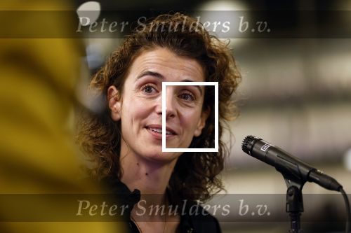 Den Haag 13 november 2023
In aanloop naar de Tweede Kamerverkiezingen organiseren de vrouwenbladen Libelle, Margriet, Flair en Nouveau gezamenlijk het VerkiezingscafÃ©. De vier hoofdredacteuren verwelkomen prominente vrouwen op de kieslijst van de grootste politieke partijen.
Op maandag 13 november 2023 gaan vooraanstaande vrouwelijke politici van verschillende partijen met elkaar in debat, onder leiding van journaliste Diana Matroos. Hoofdredacteuren Hilmar Mulder (Libelle), Helene van Santen (Margriet), Marije Veerman (Flair) en Claudia Straatmans (Nouveau) praten met hen over de belangrijkste themaâ€™s die hun lezeressen aangaan.
De volgende vrouwelijke politici schuiven aan om te vertellen waarvoor zij staan tijdens de Tweede Kamerverkiezingen: Sophie Hermans (VVD), Caroline van der Plas (BBB), Lisa Westerveld (GroenLinks/PvdA), Hilde Palland (CDA), JoÃ«lle Gooijer (ChristenUnie), Anne-Marijke Podt (D66) en Lilian Marijnissen (SP). Alles speelt zich af bij Dudok.