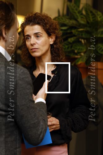 Den Haag 13 november 2023
In aanloop naar de Tweede Kamerverkiezingen organiseren de vrouwenbladen Libelle, Margriet, Flair en Nouveau gezamenlijk het VerkiezingscafÃ©. De vier hoofdredacteuren verwelkomen prominente vrouwen op de kieslijst van de grootste politieke partijen.
Op maandag 13 november 2023 gaan vooraanstaande vrouwelijke politici van verschillende partijen met elkaar in debat, onder leiding van journaliste Diana Matroos. Hoofdredacteuren Hilmar Mulder (Libelle), Helene van Santen (Margriet), Marije Veerman (Flair) en Claudia Straatmans (Nouveau) praten met hen over de belangrijkste themaâ€™s die hun lezeressen aangaan.
De volgende vrouwelijke politici schuiven aan om te vertellen waarvoor zij staan tijdens de Tweede Kamerverkiezingen: Sophie Hermans (VVD), Caroline van der Plas (BBB), Lisa Westerveld (GroenLinks/PvdA), Hilde Palland (CDA), JoÃ«lle Gooijer (ChristenUnie), Anne-Marijke Podt (D66) en Lilian Marijnissen (SP). Alles speelt zich af bij Dudok.