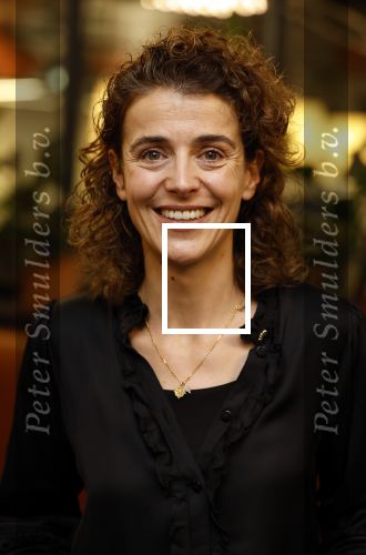 Den Haag 13 november 2023
In aanloop naar de Tweede Kamerverkiezingen organiseren de vrouwenbladen Libelle, Margriet, Flair en Nouveau gezamenlijk het VerkiezingscafÃ©. De vier hoofdredacteuren verwelkomen prominente vrouwen op de kieslijst van de grootste politieke partijen.
Op maandag 13 november 2023 gaan vooraanstaande vrouwelijke politici van verschillende partijen met elkaar in debat, onder leiding van journaliste Diana Matroos. Hoofdredacteuren Hilmar Mulder (Libelle), Helene van Santen (Margriet), Marije Veerman (Flair) en Claudia Straatmans (Nouveau) praten met hen over de belangrijkste themaâ€™s die hun lezeressen aangaan.
De volgende vrouwelijke politici schuiven aan om te vertellen waarvoor zij staan tijdens de Tweede Kamerverkiezingen: Sophie Hermans (VVD), Caroline van der Plas (BBB), Lisa Westerveld (GroenLinks/PvdA), Hilde Palland (CDA), JoÃ«lle Gooijer (ChristenUnie), Anne-Marijke Podt (D66) en Lilian Marijnissen (SP). Alles speelt zich af bij Dudok.