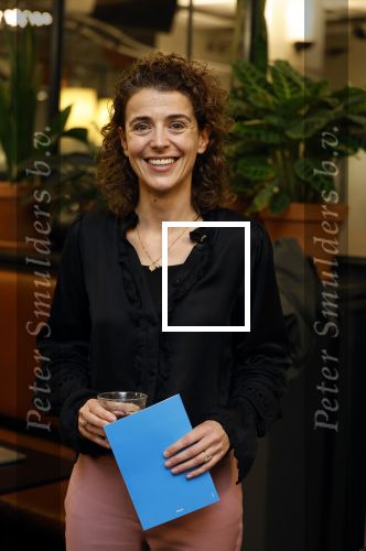 Den Haag 13 november 2023
In aanloop naar de Tweede Kamerverkiezingen organiseren de vrouwenbladen Libelle, Margriet, Flair en Nouveau gezamenlijk het VerkiezingscafÃ©. De vier hoofdredacteuren verwelkomen prominente vrouwen op de kieslijst van de grootste politieke partijen.
Op maandag 13 november 2023 gaan vooraanstaande vrouwelijke politici van verschillende partijen met elkaar in debat, onder leiding van journaliste Diana Matroos. Hoofdredacteuren Hilmar Mulder (Libelle), Helene van Santen (Margriet), Marije Veerman (Flair) en Claudia Straatmans (Nouveau) praten met hen over de belangrijkste themaâ€™s die hun lezeressen aangaan.
De volgende vrouwelijke politici schuiven aan om te vertellen waarvoor zij staan tijdens de Tweede Kamerverkiezingen: Sophie Hermans (VVD), Caroline van der Plas (BBB), Lisa Westerveld (GroenLinks/PvdA), Hilde Palland (CDA), JoÃ«lle Gooijer (ChristenUnie), Anne-Marijke Podt (D66) en Lilian Marijnissen (SP). Alles speelt zich af bij Dudok.