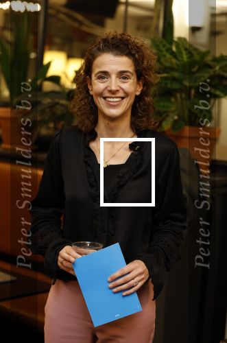 Den Haag 13 november 2023
In aanloop naar de Tweede Kamerverkiezingen organiseren de vrouwenbladen Libelle, Margriet, Flair en Nouveau gezamenlijk het VerkiezingscafÃ©. De vier hoofdredacteuren verwelkomen prominente vrouwen op de kieslijst van de grootste politieke partijen.
Op maandag 13 november 2023 gaan vooraanstaande vrouwelijke politici van verschillende partijen met elkaar in debat, onder leiding van journaliste Diana Matroos. Hoofdredacteuren Hilmar Mulder (Libelle), Helene van Santen (Margriet), Marije Veerman (Flair) en Claudia Straatmans (Nouveau) praten met hen over de belangrijkste themaâ€™s die hun lezeressen aangaan.
De volgende vrouwelijke politici schuiven aan om te vertellen waarvoor zij staan tijdens de Tweede Kamerverkiezingen: Sophie Hermans (VVD), Caroline van der Plas (BBB), Lisa Westerveld (GroenLinks/PvdA), Hilde Palland (CDA), JoÃ«lle Gooijer (ChristenUnie), Anne-Marijke Podt (D66) en Lilian Marijnissen (SP). Alles speelt zich af bij Dudok.