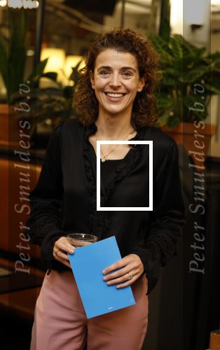 Den Haag 13 november 2023
In aanloop naar de Tweede Kamerverkiezingen organiseren de vrouwenbladen Libelle, Margriet, Flair en Nouveau gezamenlijk het VerkiezingscafÃ©. De vier hoofdredacteuren verwelkomen prominente vrouwen op de kieslijst van de grootste politieke partijen.
Op maandag 13 november 2023 gaan vooraanstaande vrouwelijke politici van verschillende partijen met elkaar in debat, onder leiding van journaliste Diana Matroos. Hoofdredacteuren Hilmar Mulder (Libelle), Helene van Santen (Margriet), Marije Veerman (Flair) en Claudia Straatmans (Nouveau) praten met hen over de belangrijkste themaâ€™s die hun lezeressen aangaan.
De volgende vrouwelijke politici schuiven aan om te vertellen waarvoor zij staan tijdens de Tweede Kamerverkiezingen: Sophie Hermans (VVD), Caroline van der Plas (BBB), Lisa Westerveld (GroenLinks/PvdA), Hilde Palland (CDA), JoÃ«lle Gooijer (ChristenUnie), Anne-Marijke Podt (D66) en Lilian Marijnissen (SP). Alles speelt zich af bij Dudok.