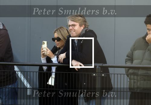 Amsterdam 11 november 2023
Damian v d Vaart in Ajax O18 tegen fc Den Haag op de toekomst. Zijn moeder Sylvie Meis en vriend Wim Beelen zijn aanwezig.