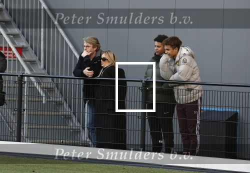 Amsterdam 11 november 2023
Damian v d Vaart in Ajax O18 tegen fc Den Haag op de toekomst. Zijn moeder Sylvie Meis en vriend Wim Beelen zijn aanwezig.