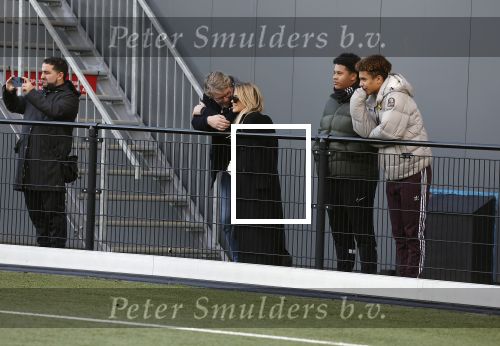 Amsterdam 11 november 2023
Damian v d Vaart in Ajax O18 tegen fc Den Haag op de toekomst. Zijn moeder Sylvie Meis en vriend Wim Beelen zijn aanwezig.