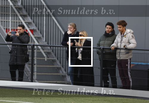 Amsterdam 11 november 2023
Damian v d Vaart in Ajax O18 tegen fc Den Haag op de toekomst. Zijn moeder Sylvie Meis en vriend Wim Beelen zijn aanwezig.