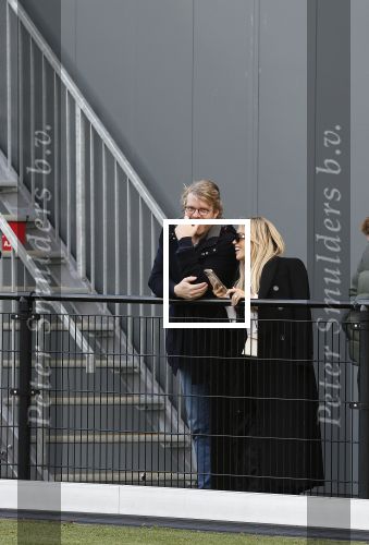 Amsterdam 11 november 2023
Damian v d Vaart in Ajax O18 tegen fc Den Haag op de toekomst. Zijn moeder Sylvie Meis en vriend Wim Beelen zijn aanwezig.