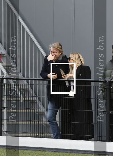 Amsterdam 11 november 2023
Damian v d Vaart in Ajax O18 tegen fc Den Haag op de toekomst. Zijn moeder Sylvie Meis en vriend Wim Beelen zijn aanwezig.