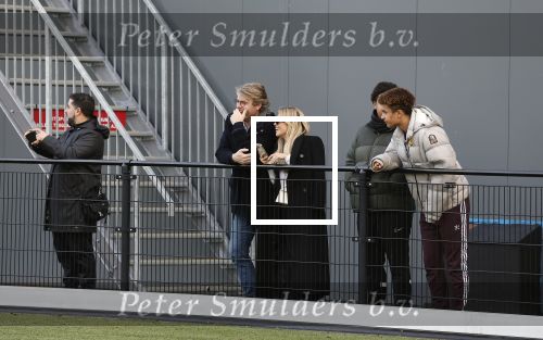 Amsterdam 11 november 2023
Damian v d Vaart in Ajax O18 tegen fc Den Haag op de toekomst. Zijn moeder Sylvie Meis en vriend Wim Beelen zijn aanwezig.