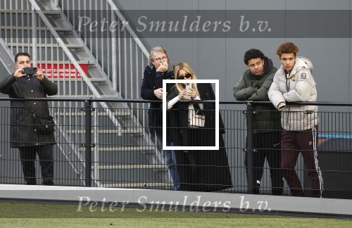 Amsterdam 11 november 2023
Damian v d Vaart in Ajax O18 tegen fc Den Haag op de toekomst. Zijn moeder Sylvie Meis en vriend Wim Beelen zijn aanwezig.