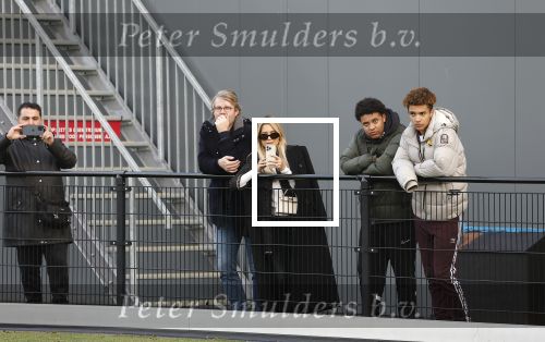 Amsterdam 11 november 2023
Damian v d Vaart in Ajax O18 tegen fc Den Haag op de toekomst. Zijn moeder Sylvie Meis en vriend Wim Beelen zijn aanwezig.