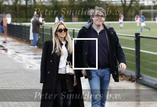 Amsterdam 11 november 2023
Damian v d Vaart in Ajax O18 tegen fc Den Haag op de toekomst. Zijn moeder Sylvie Meis en vriend Wim Beelen zijn aanwezig.
