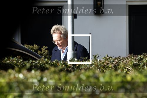 Huizen  15 november 2023
Tom Egbers wandelend en bellend door het centrum van Huizen .