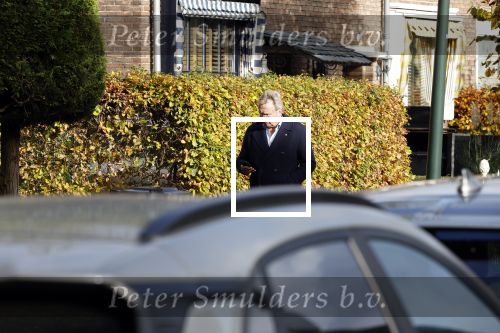 Huizen  15 november 2023
Tom Egbers wandelend en bellend door het centrum van Huizen .