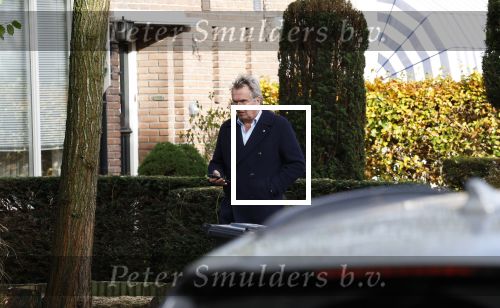 Huizen  15 november 2023
Tom Egbers wandelend en bellend door het centrum van Huizen .