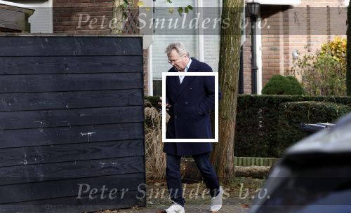 Huizen  15 november 2023
Tom Egbers wandelend en bellend door het centrum van Huizen .