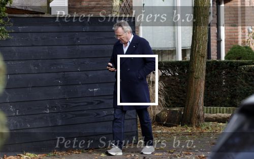 Huizen  15 november 2023
Tom Egbers wandelend en bellend door het centrum van Huizen .