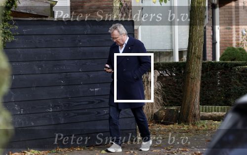 Huizen  15 november 2023
Tom Egbers wandelend en bellend door het centrum van Huizen .