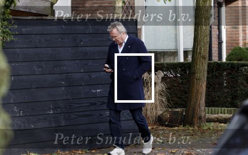 Huizen  15 november 2023
Tom Egbers wandelend en bellend door het centrum van Huizen .