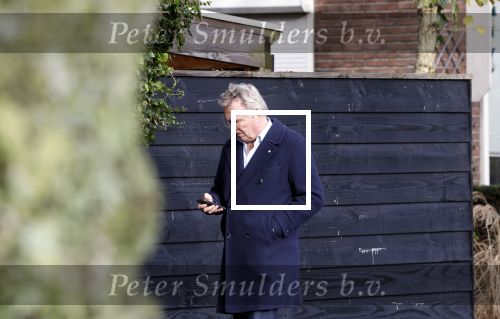 Huizen  15 november 2023
Tom Egbers wandelend en bellend door het centrum van Huizen .