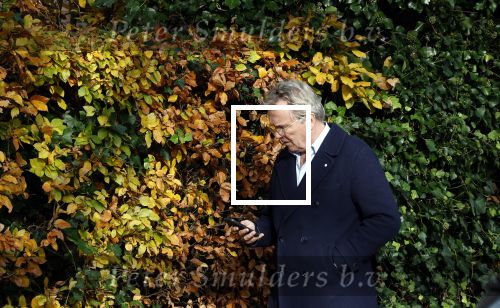 Huizen  15 november 2023
Tom Egbers wandelend en bellend door het centrum van Huizen .